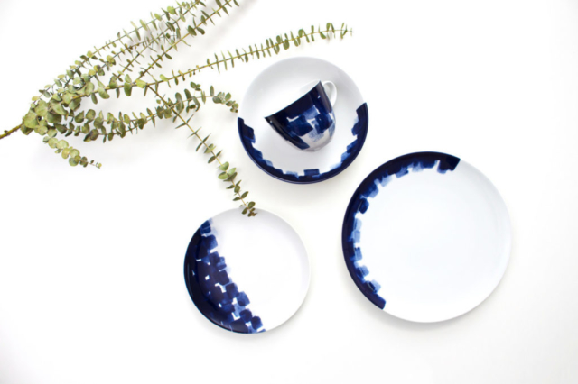 Sugestão da SPAL Porcelanas, coleção Catchy,  padrão geométrico em tons de azul-cobalto, perfeita para uso diário, www.spal.pt