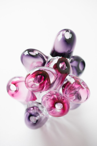 Bloom, da SkLO, composições esculturais, em três tamanhos, cada um com uma cor, vidro soprado artesanalmente na República Checa, www.sklo.com