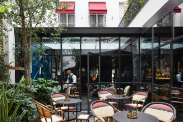 Le Roch pátio interior  de acesso ao restaurante e bar