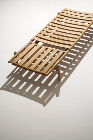Espreguiçadeira da coleção Levante de Piero Lissoni para a Roda, concebida e desenhada como uma gama abrangente de mobiliário de exterior intemporal realçado pelo uso de teca pura